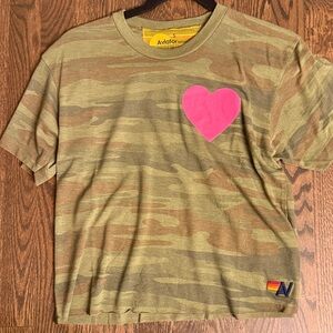 Aviator Nation HEART PRINT BOYFRIEND TEE - camo size S